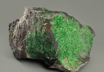 Уваровит с пумпеллиитом-Mg - «globural.ru» - Севастополь